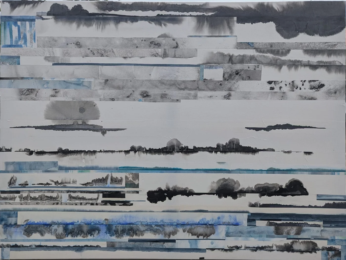 Composition horizontale : bandes grises et bleues autour d’un large espace clair, traversé de fines lignes noires.